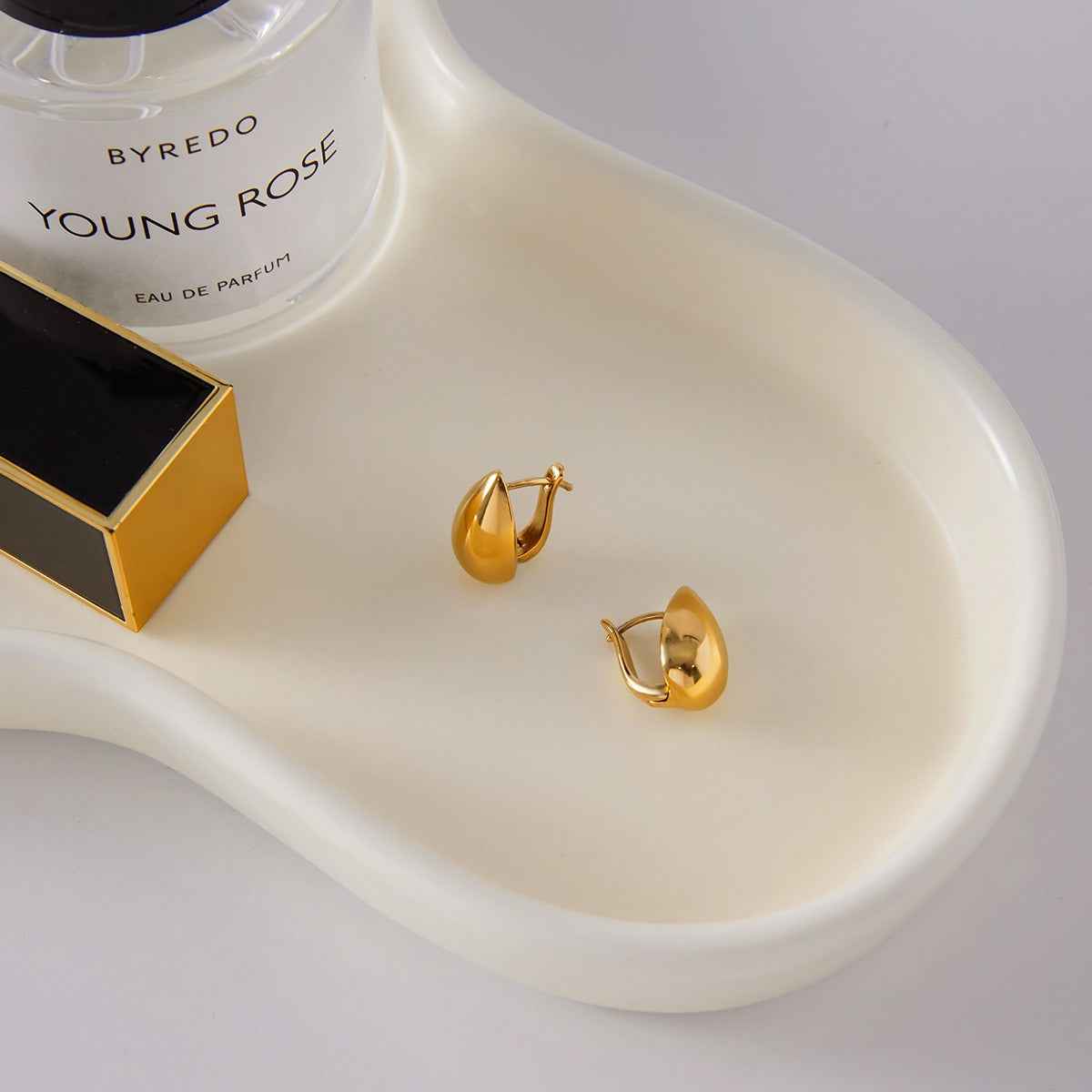 18K gold lightweight luxury and high-end style teardrop earrings