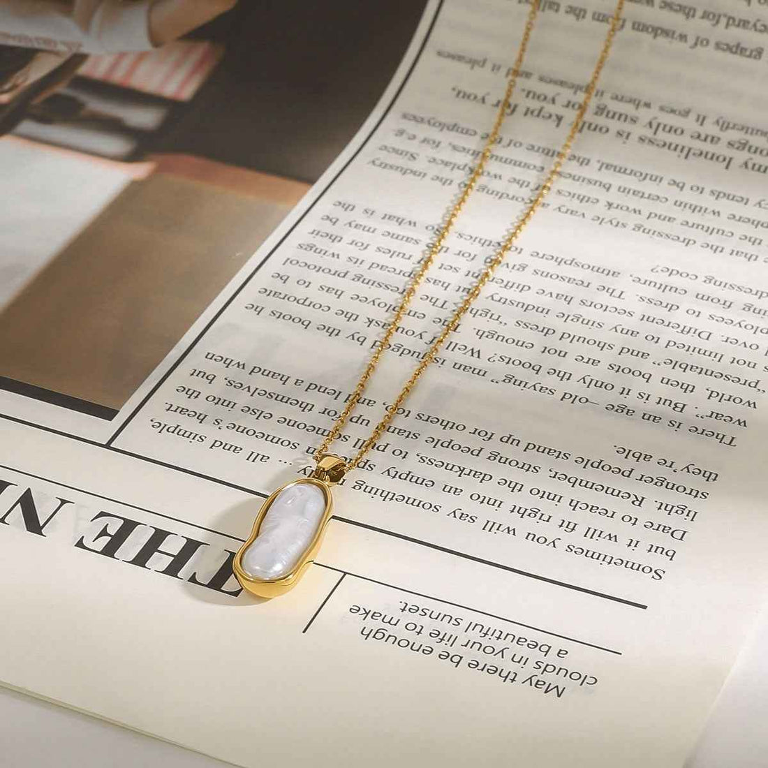 18K gold inlaid irregular pearl design light luxury noble pendant necklace