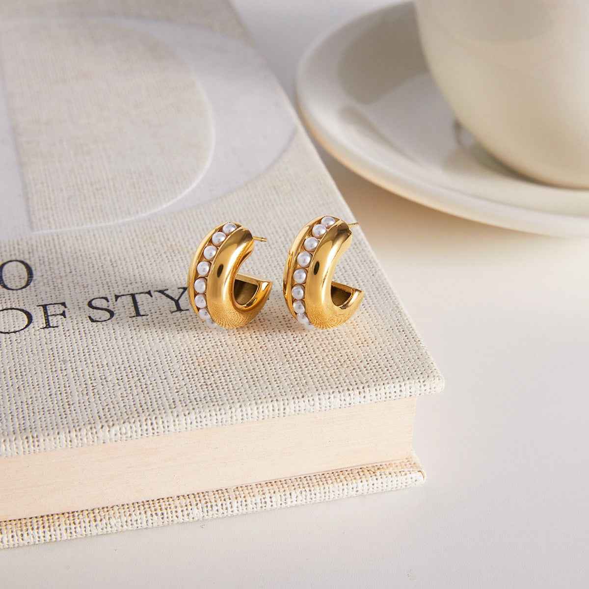 Luxurious and sophisticated 18K gold earrings with embedded pearls.