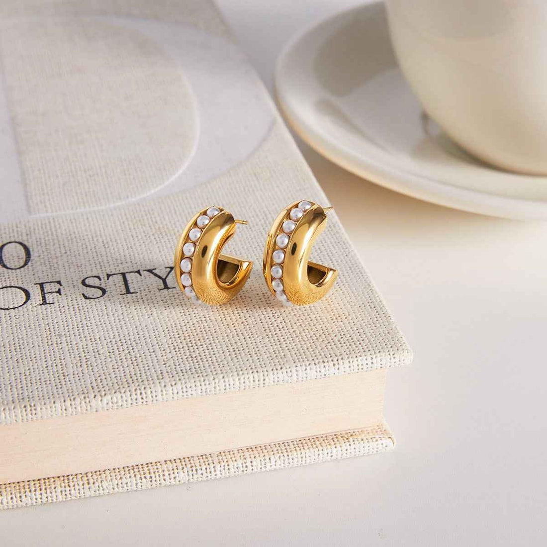 Luxurious and sophisticated 18K gold earrings with embedded pearls.