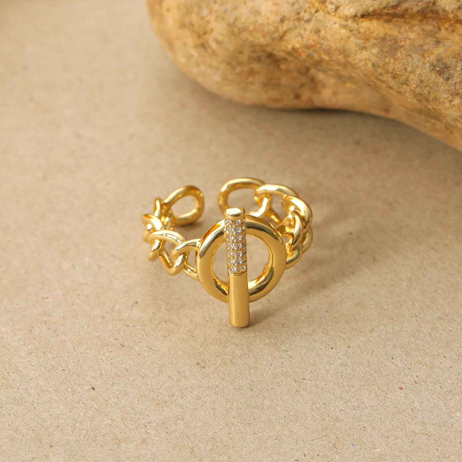 18K gold openwork ring with buckle design