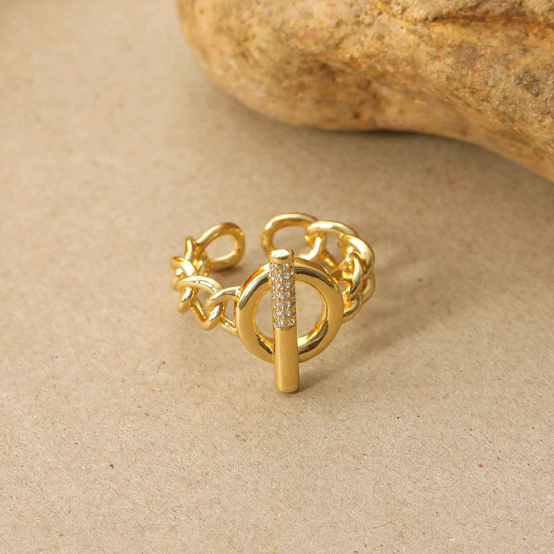 18K gold openwork ring with buckle design