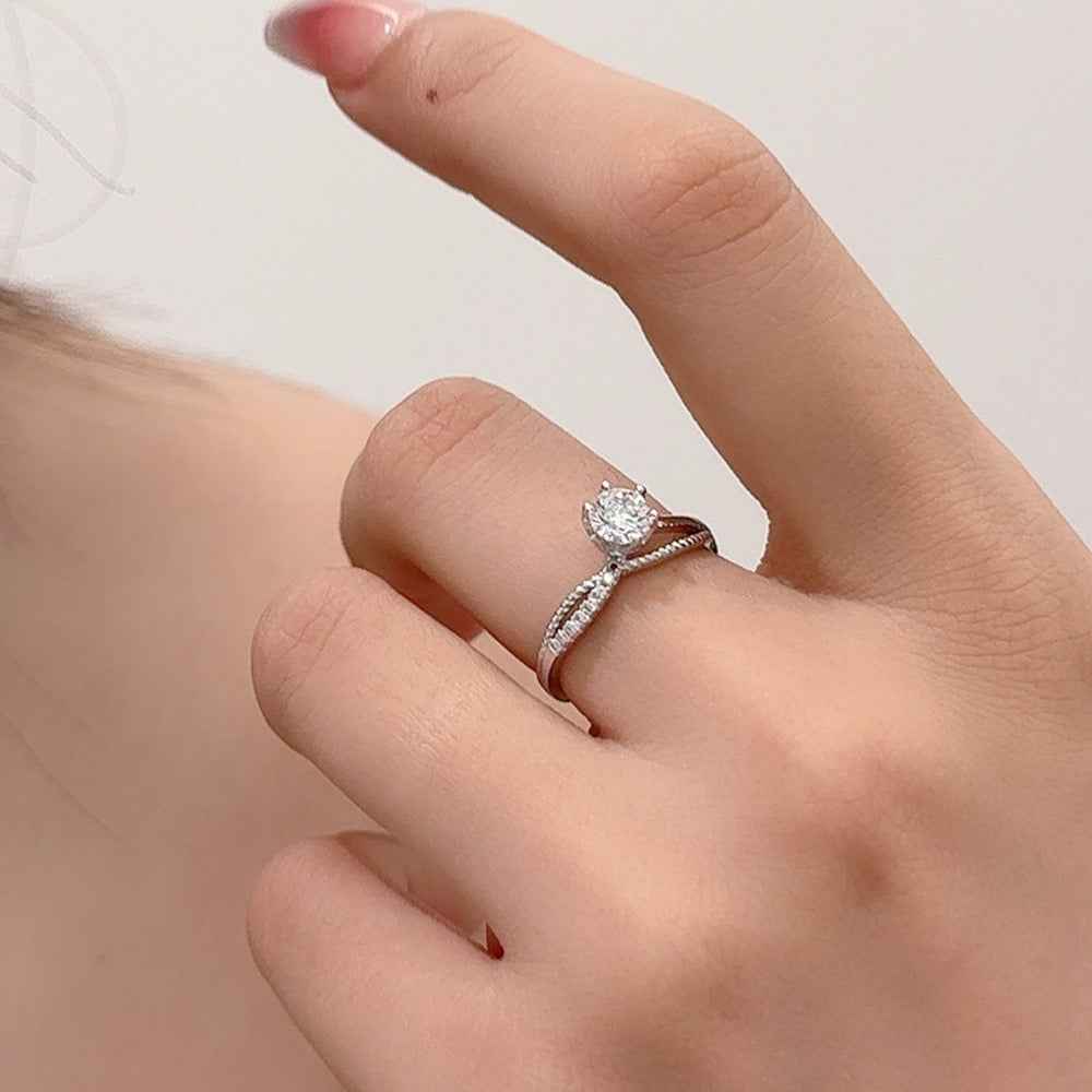 S925 Sterling Silver Artistic Line Design Six-Prong Moissanite Ring