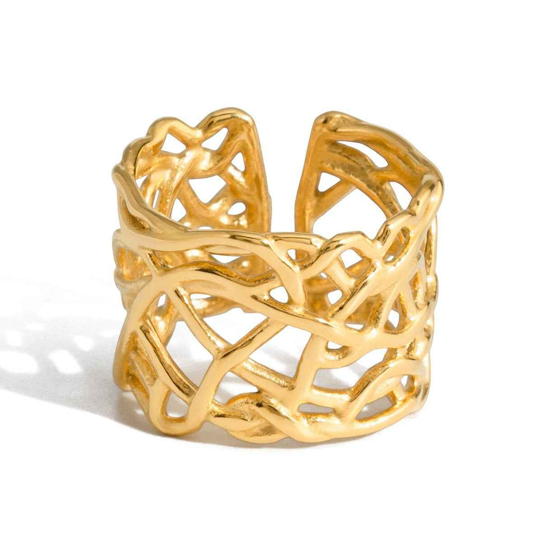 18K gold-plated, lightweight, luxurious, and high-quality pearl and titanium steel ring.