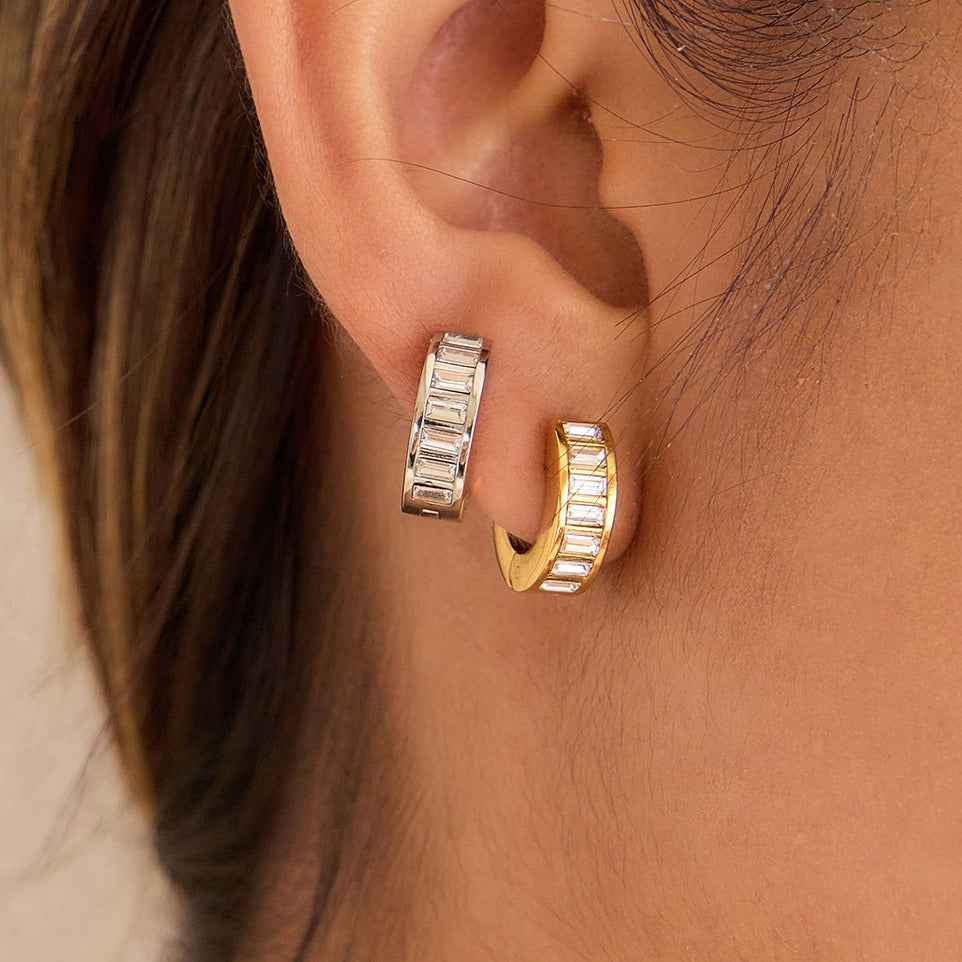 Luxurious and sophisticated 18K gold earrings inlaid with rhinestones.