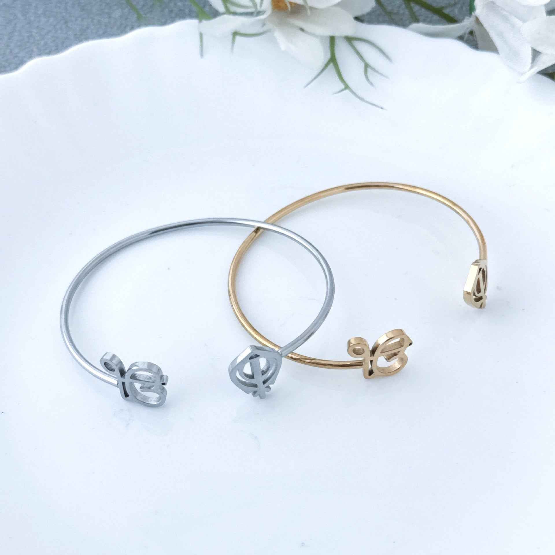 18K gold open-design smooth bangle bracelet