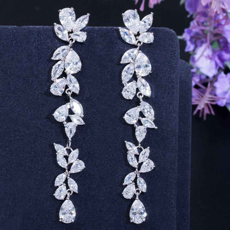 Petal-shaped zircon earrings