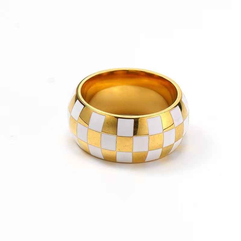 18K gold vintage-style checkered pattern ring