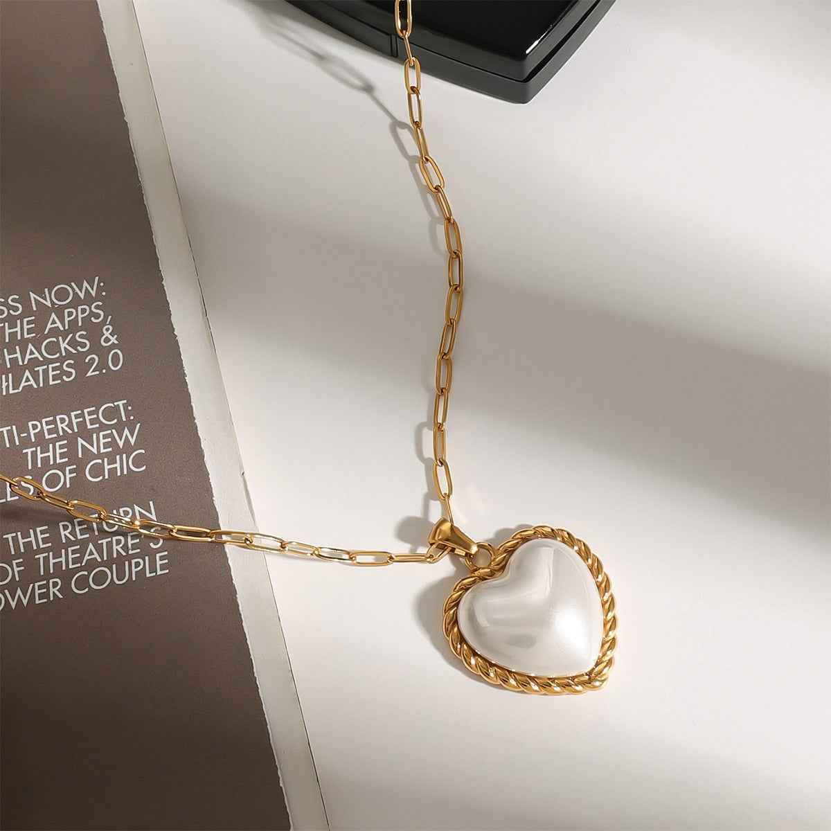 18K gold heart with texture inlaid pearl design exquisite and noble necklace