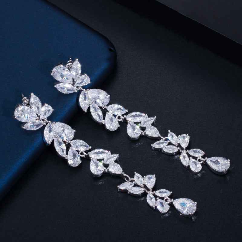 Petal-shaped zircon earrings