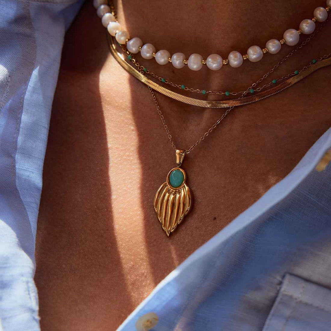 18K gold geometric inlaid gemstone with texture design classic fashion necklace