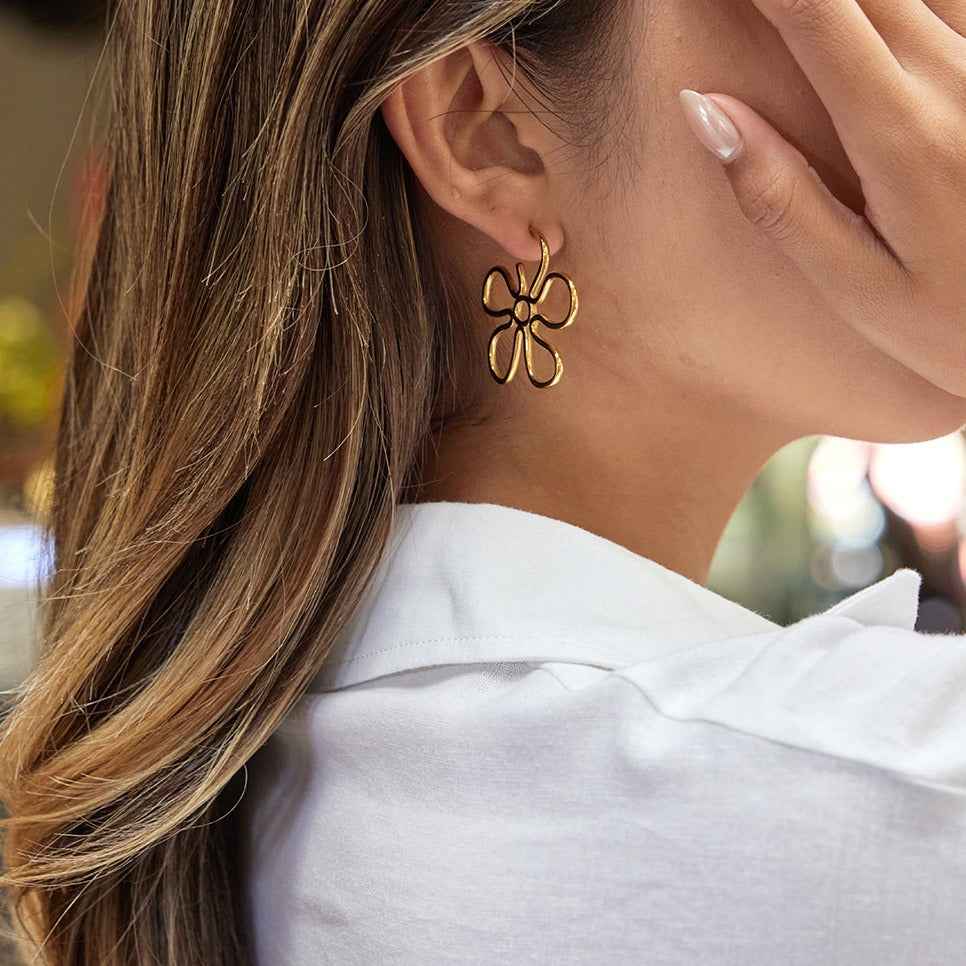 18K gold-plated, lightweight, and luxurious flower-shaped titanium steel earrings.
