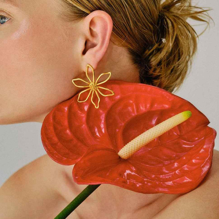 18K gold wire flower stud earrings