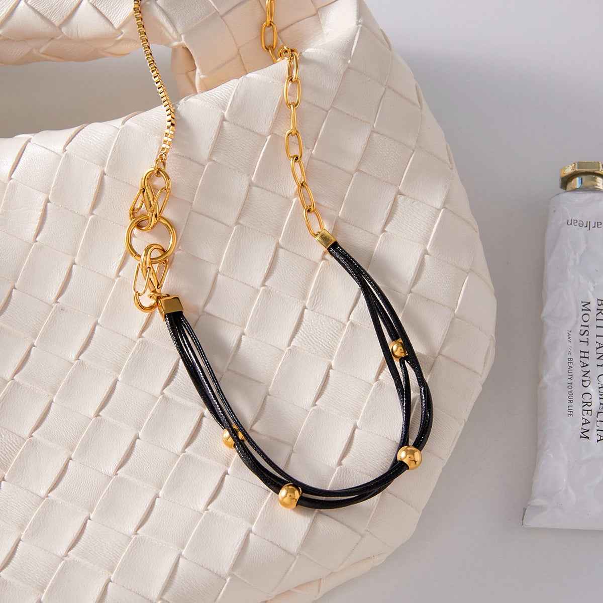 18K gold and black wax cord necklace for women, suitable for autumn and winter sweaters.