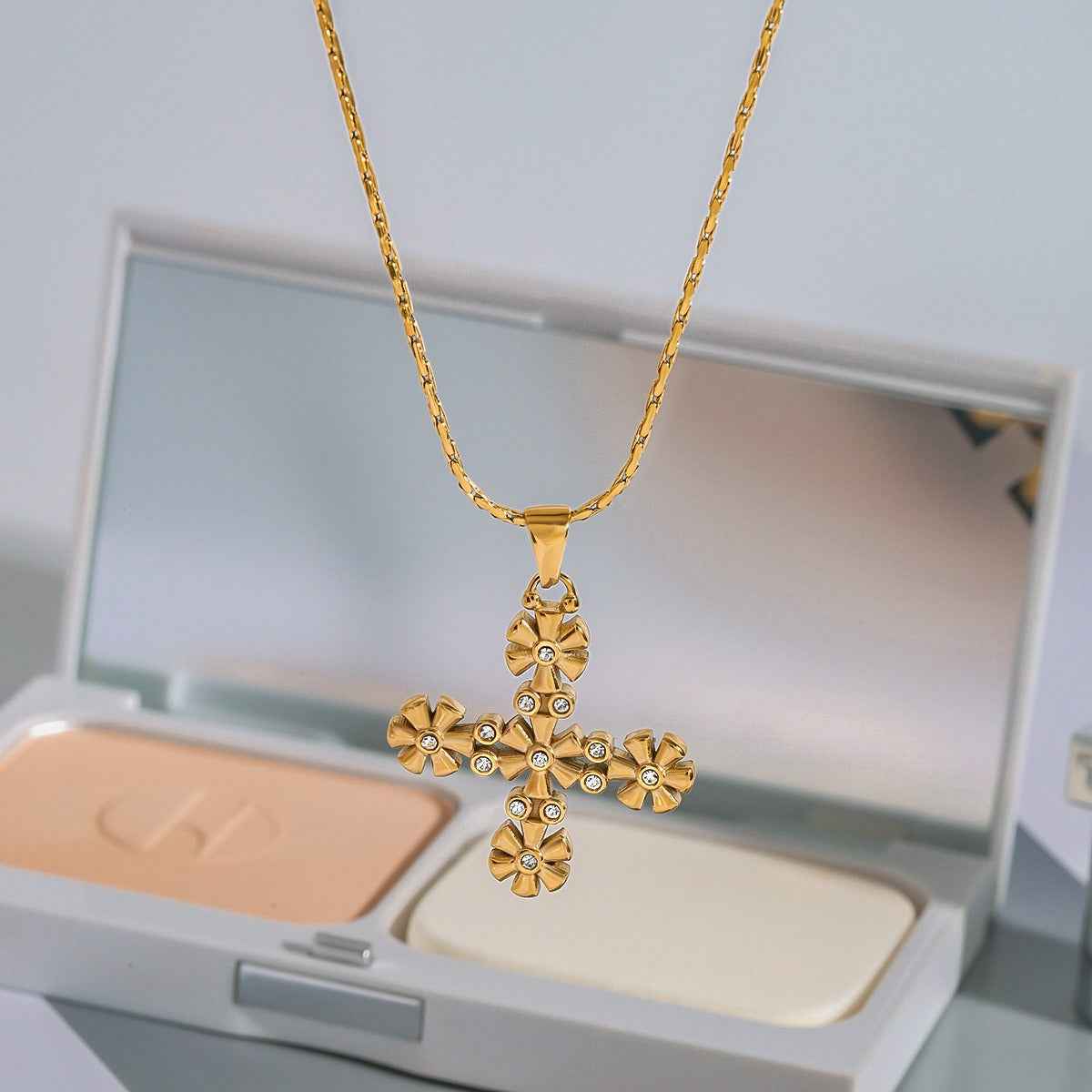 18K gold cross with flower-shaped design exquisite and fashionable necklace