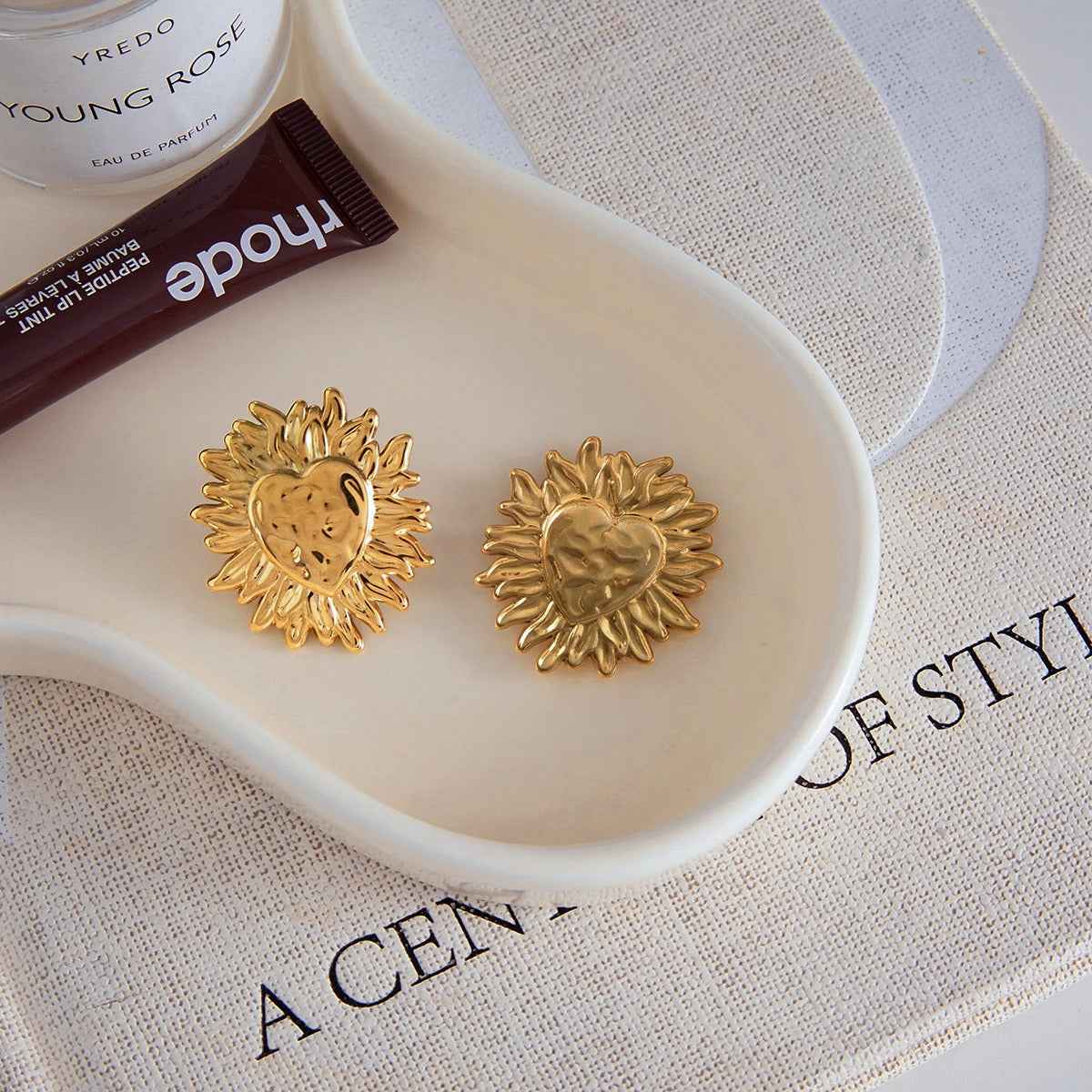 18K Gold Heart-Shaped Sun Design Lightweight Luxury Stud Earrings