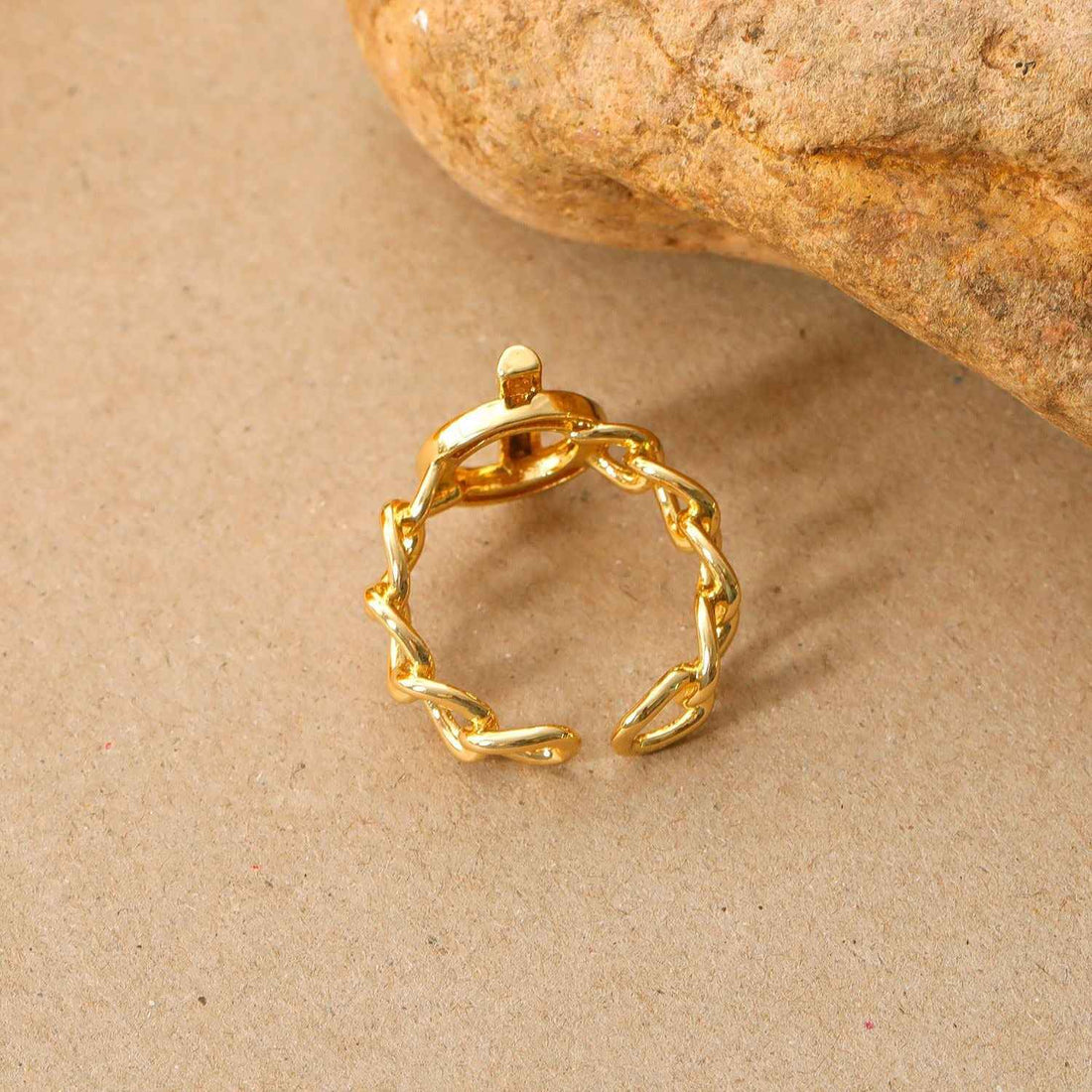 18K gold openwork ring with buckle design