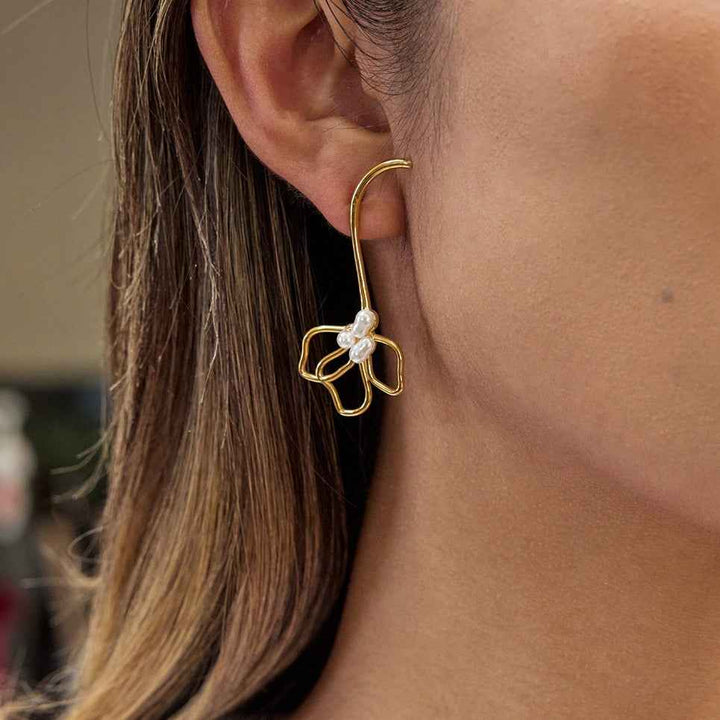 18K gold lightweight luxury high-end flower and pearl stud earrings