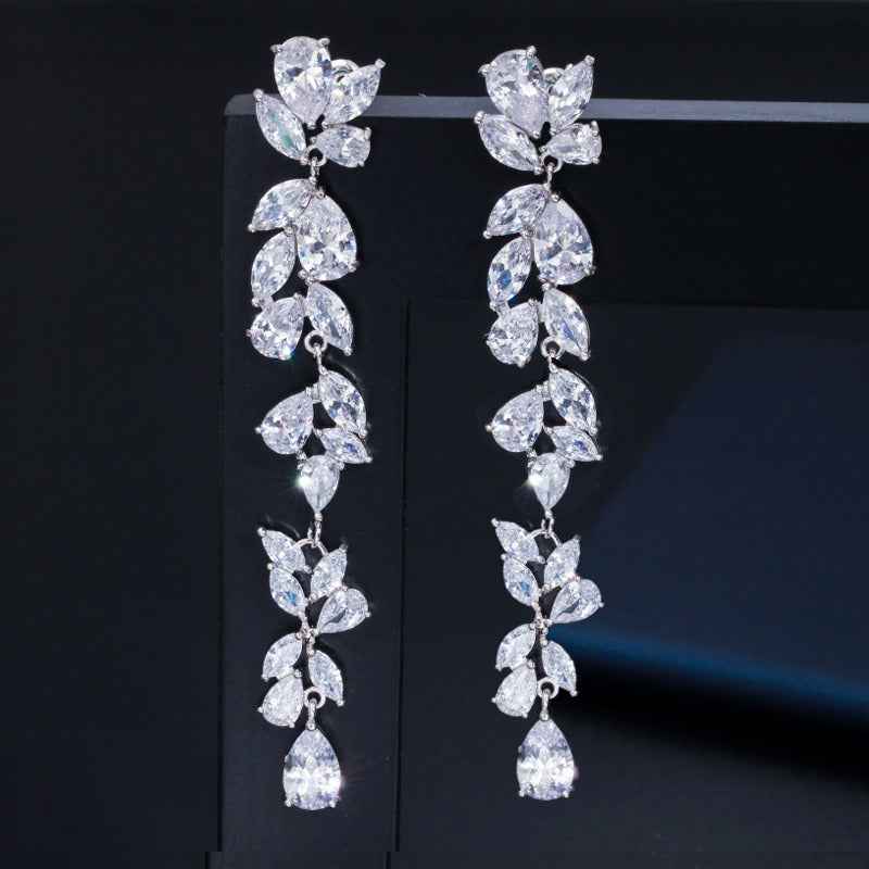 Petal-shaped zircon earrings