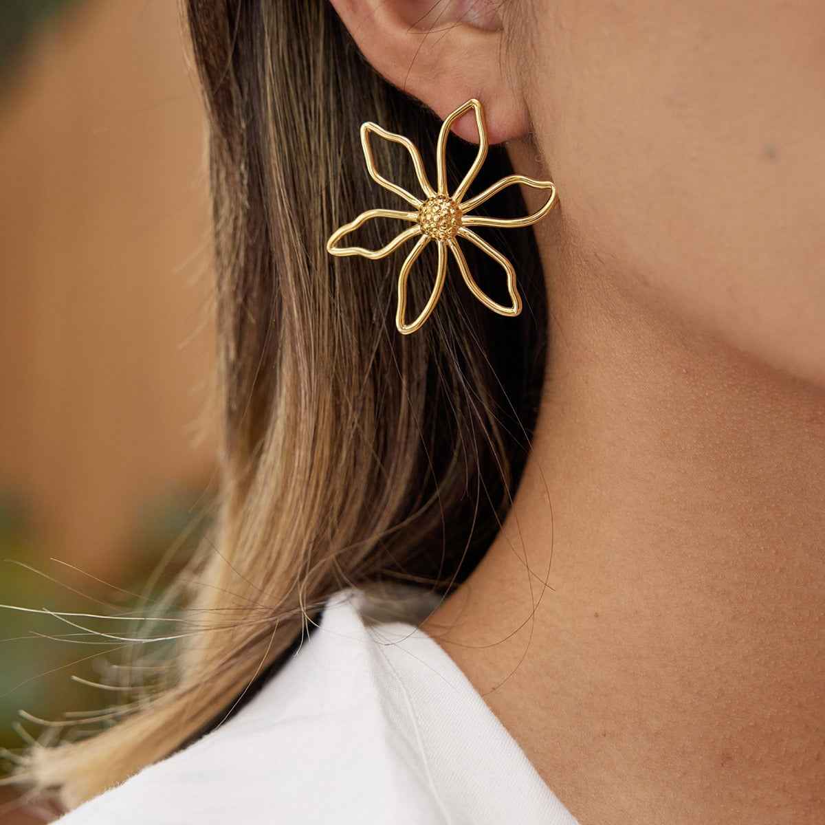 18K gold wire flower stud earrings