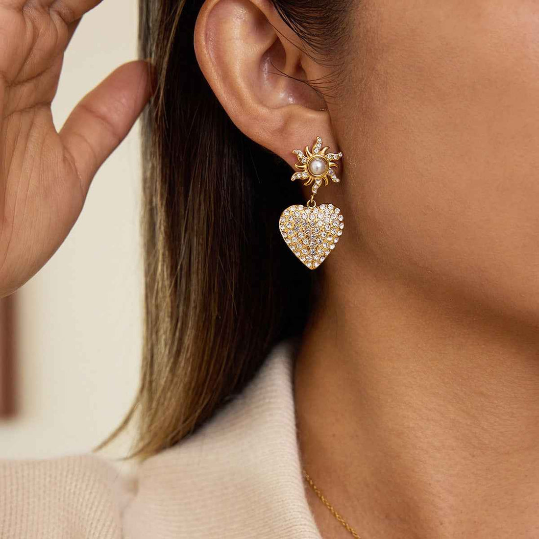18K gold-plated, rhinestone-embellished heart-shaped pearl titanium steel stud earrings