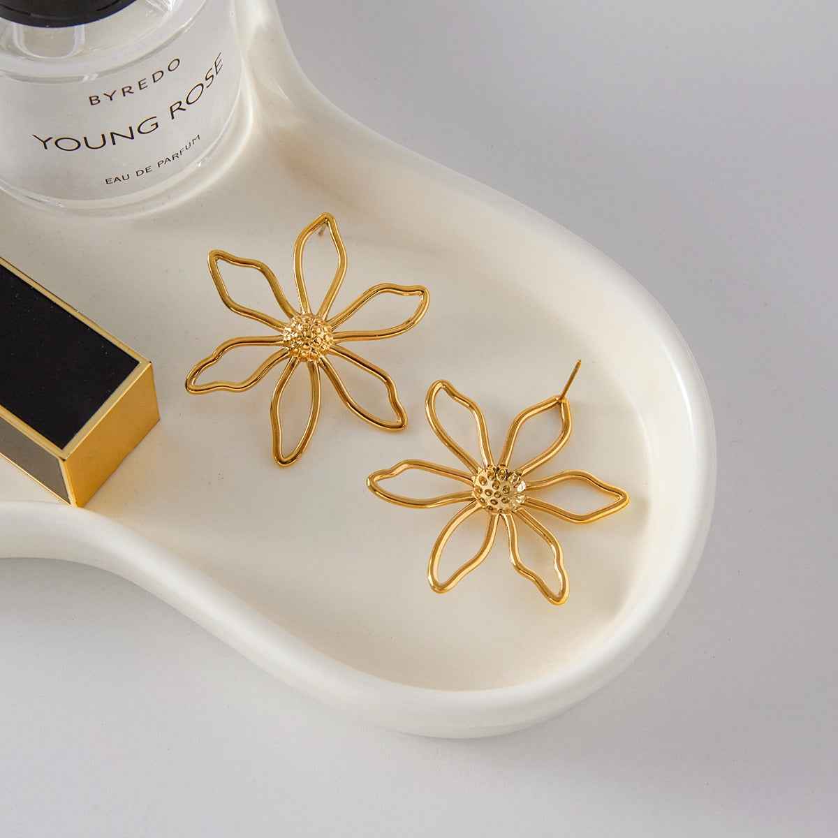 18K gold wire flower stud earrings