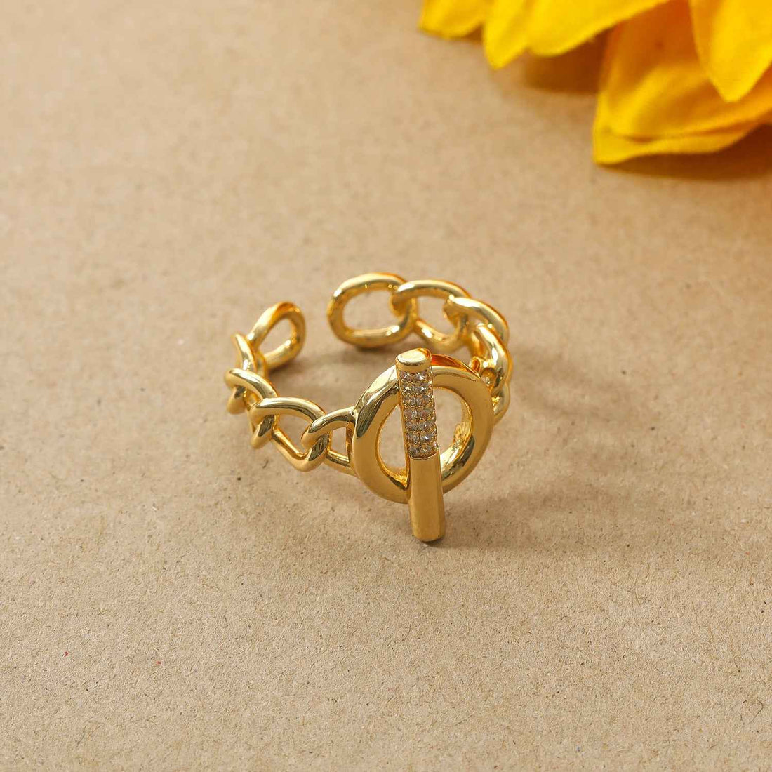 18K gold openwork ring with buckle design