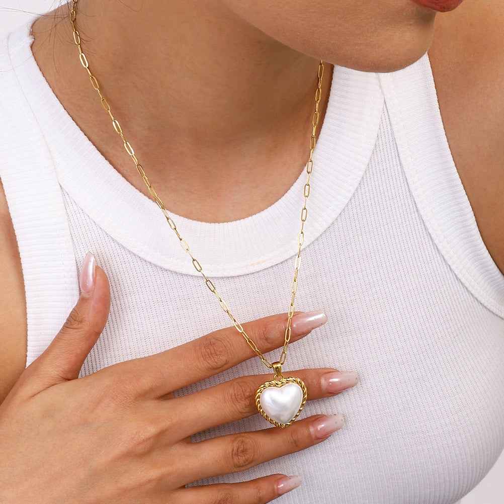 18K gold heart with texture inlaid pearl design exquisite and noble necklace