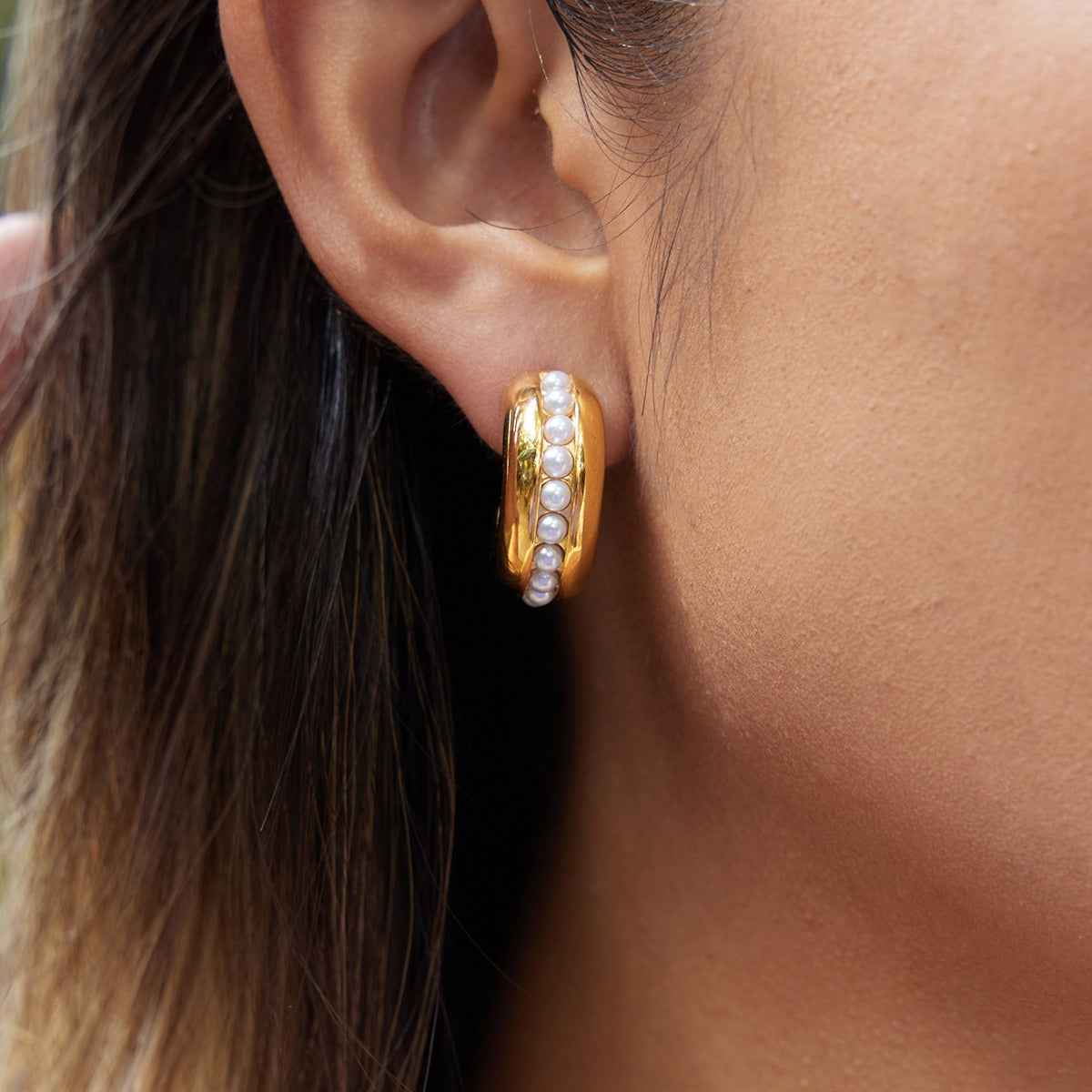 Luxurious and sophisticated 18K gold earrings with embedded pearls.