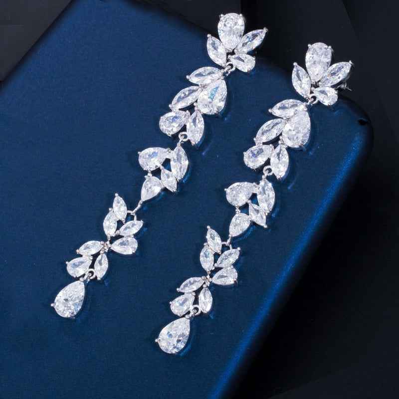 Petal-shaped zircon earrings