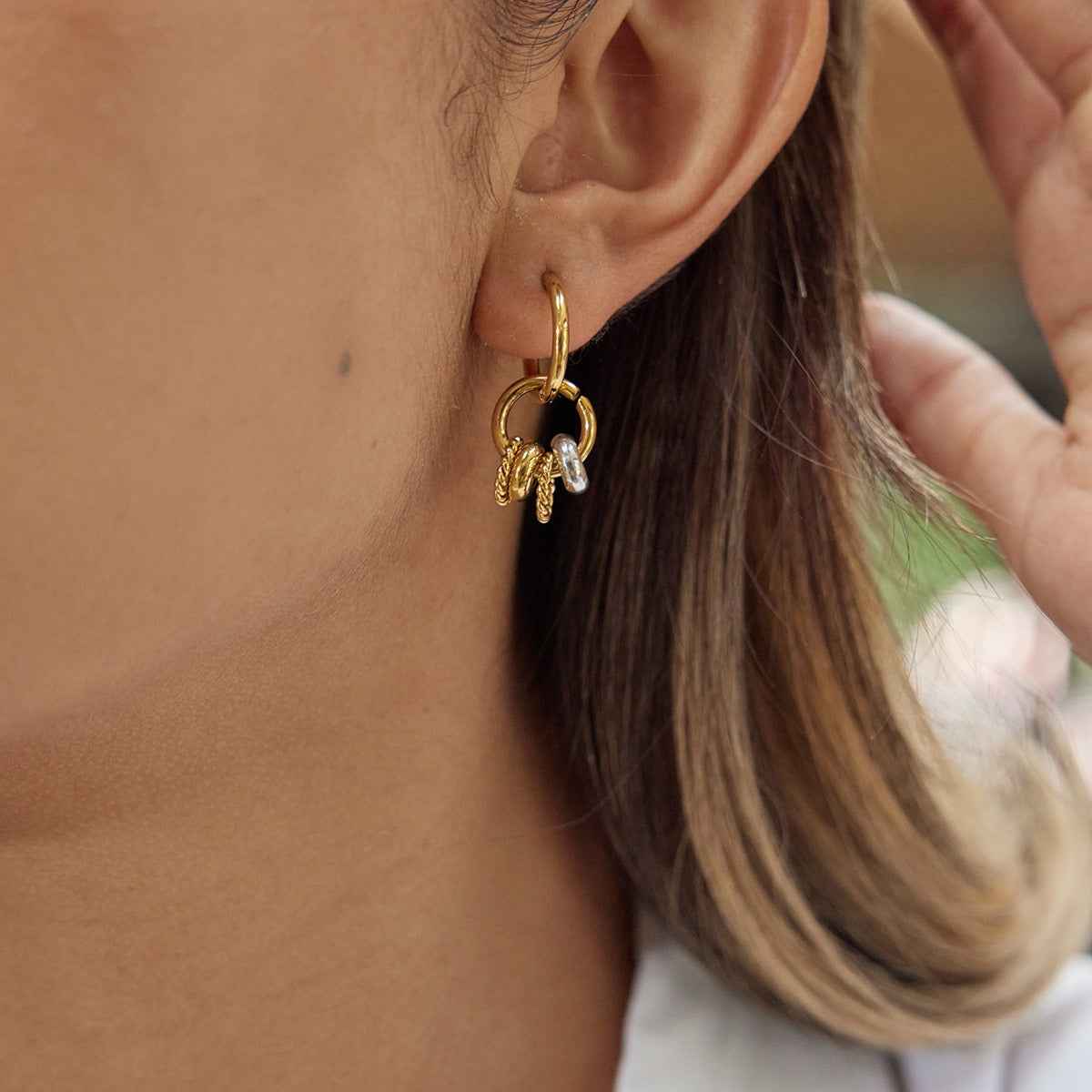 18K gold lightweight luxury hoop earrings