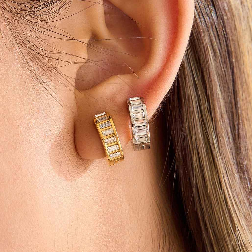 Luxurious and sophisticated 18K gold earrings inlaid with rhinestones.