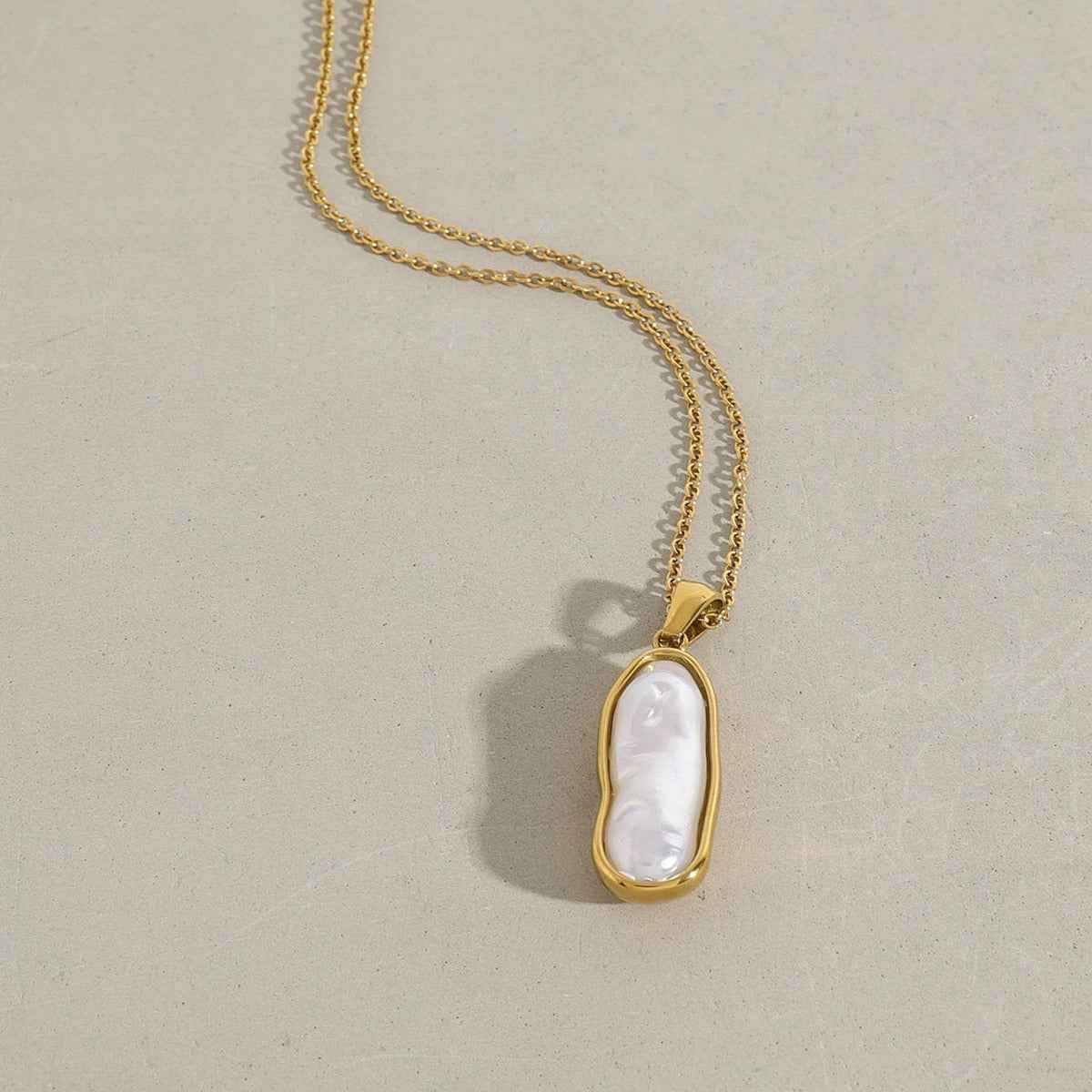 18K gold inlaid irregular pearl design light luxury noble pendant necklace