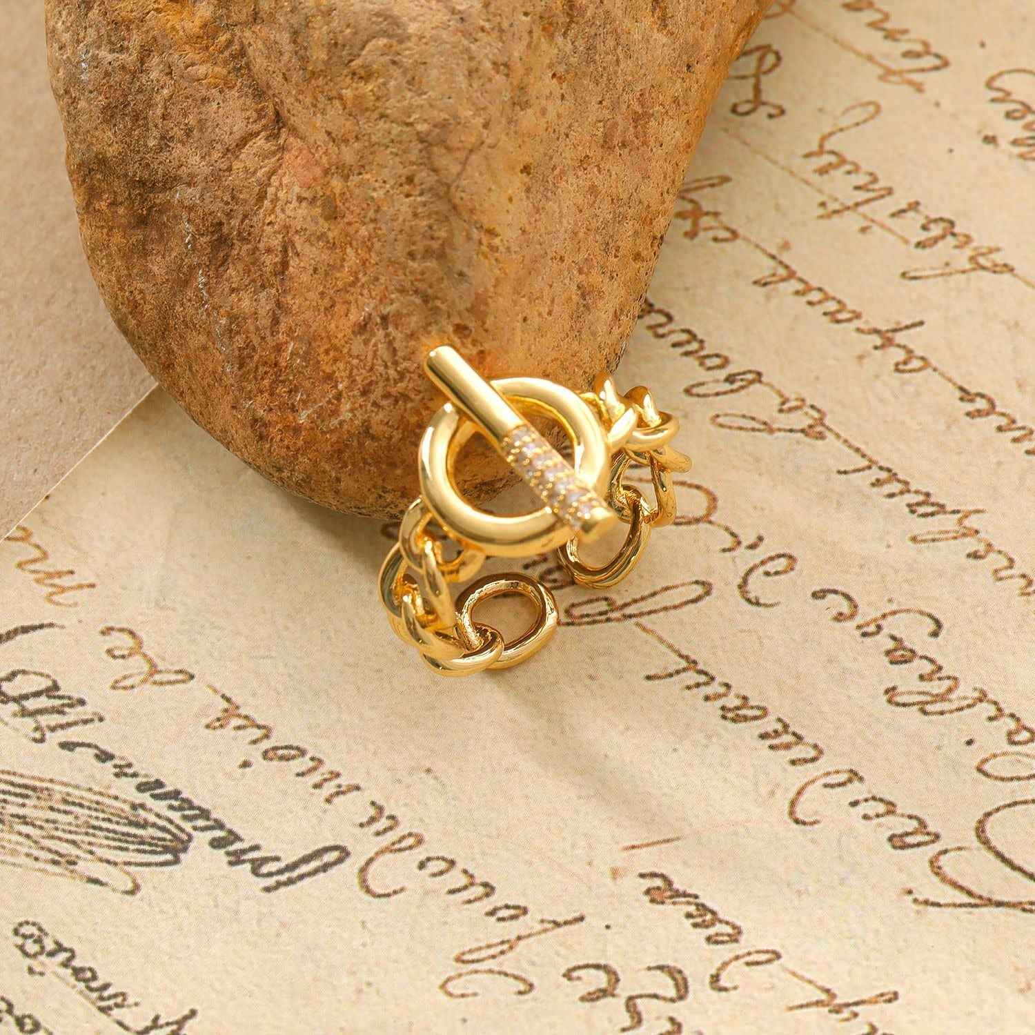18K gold openwork ring with buckle design