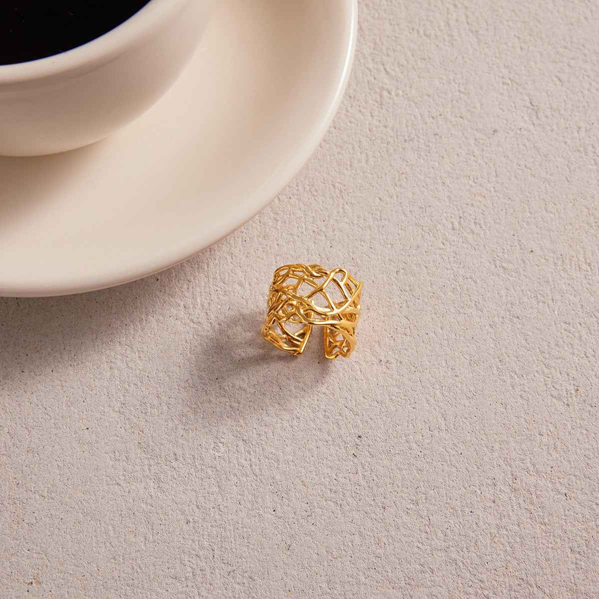 18K gold-plated, lightweight, luxurious, and high-quality pearl and titanium steel ring.