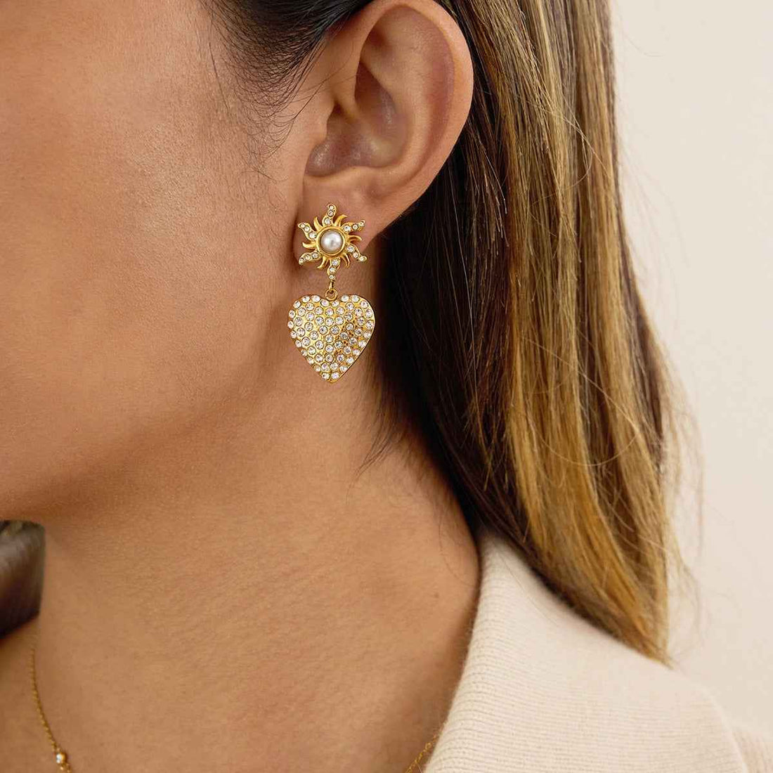 18K gold-plated, rhinestone-embellished heart-shaped pearl titanium steel stud earrings