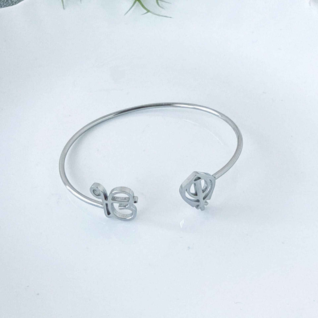 18K gold open-design smooth bangle bracelet